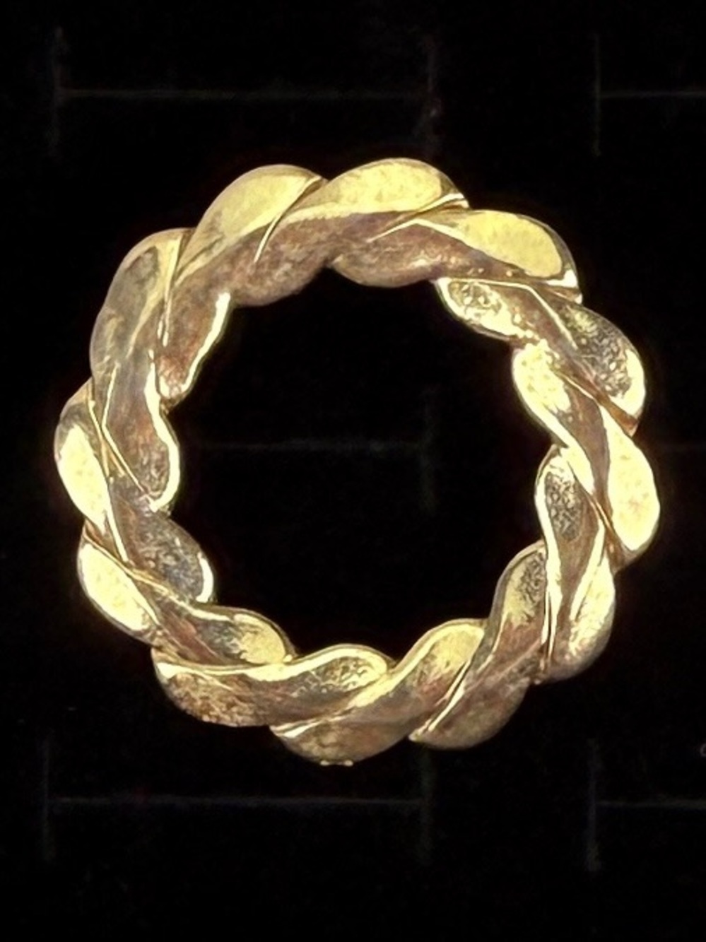 Vintage Sarah Coventry Gold Tone Wreath Laurel Leaf Circle Brooch Pin